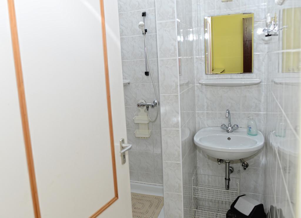 Stop Apartment Bük Стая снимка