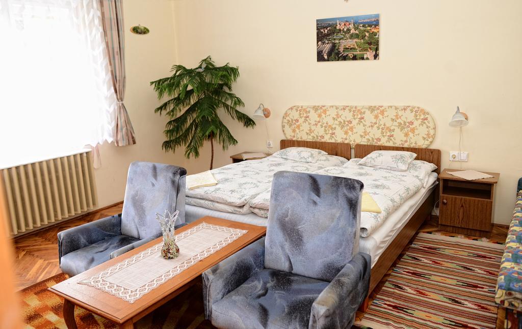 Stop Apartment Bük Стая снимка